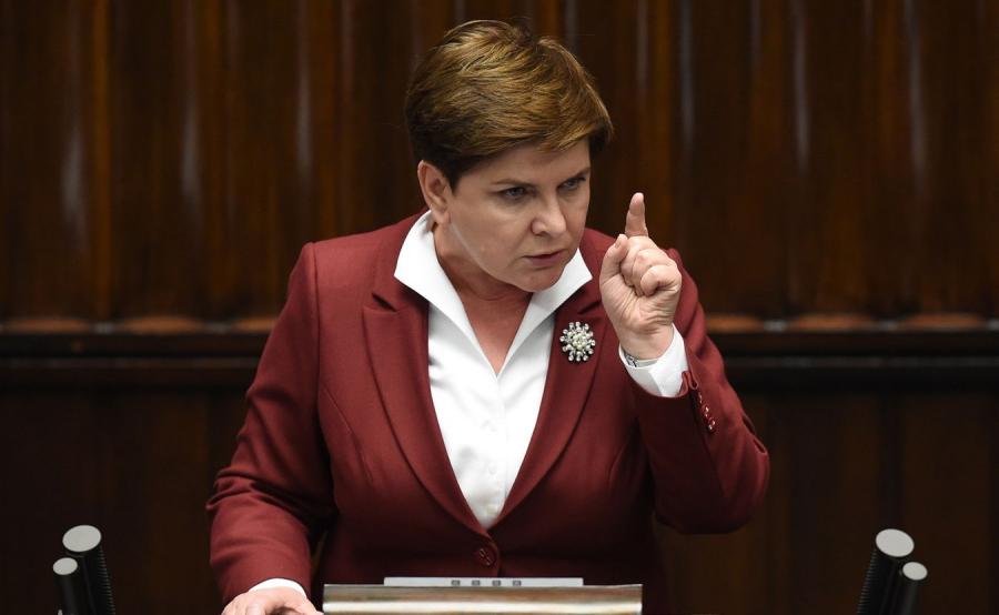 Znalezione obrazy dla zapytania beata szydło palec