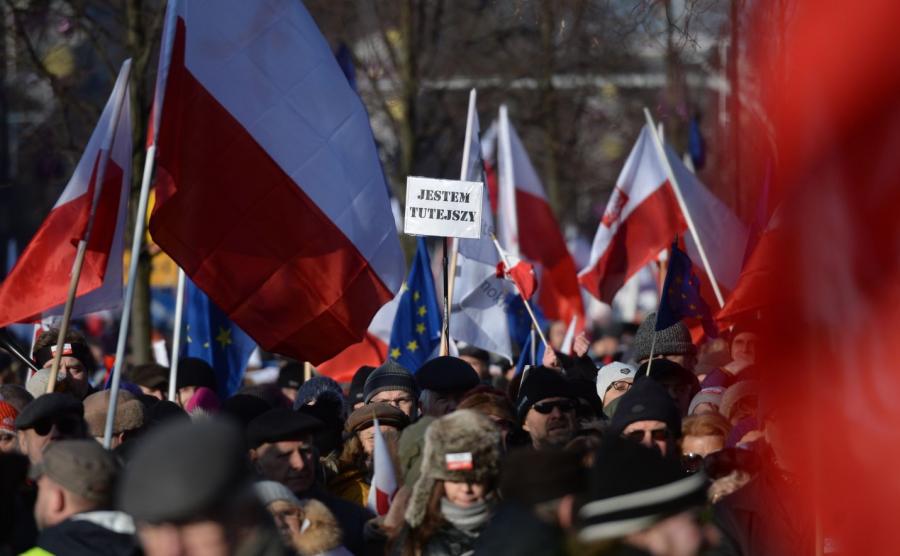 KOMITET OBRONY DEMOKRACJI DEMONSTROWAŁ W WARSZAWIE