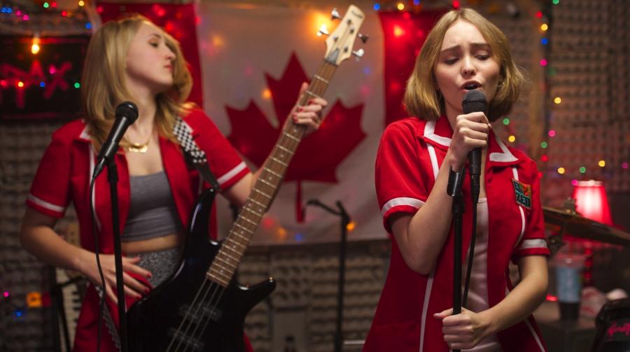 Lily-Rose Depp i Harley Quinn Smith w filmie "Yoga Hosers"
