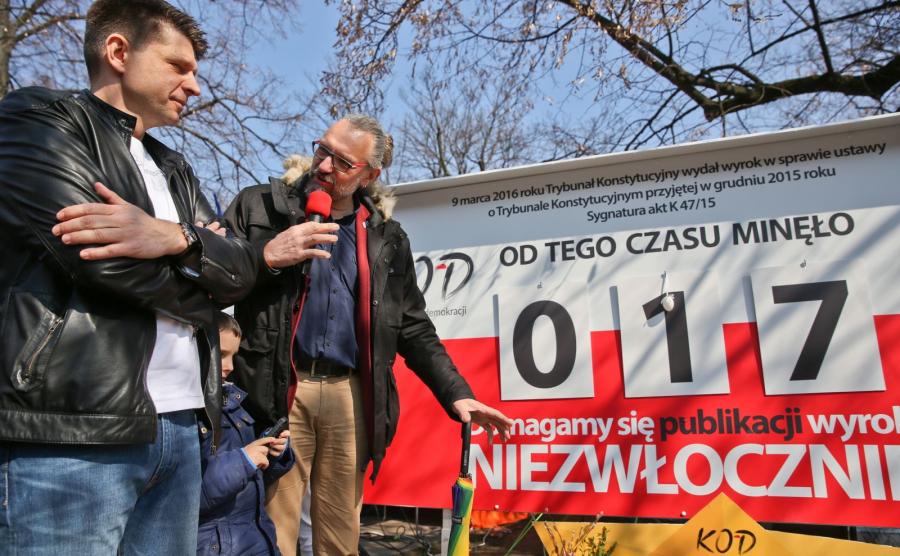 WIELKANOCNA DEMONSTRACJA KOMITETU OBRONY DEMOKRACJI PRZED KANCELARIĄ PREMIERA