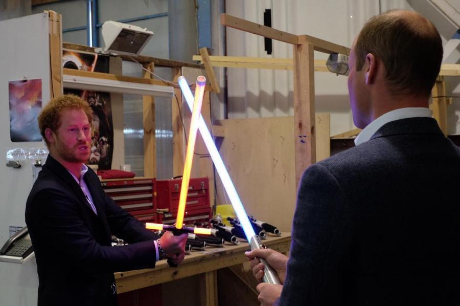 William i Harry w pojedynku na miecze świetlne