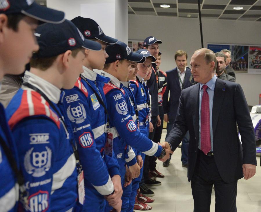 Piękne Rosjanki i Putin dodatkową "atrakcją" Grand Prix Formuły 1 w Soczi.