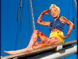 Kalendarz "My zombie pinup", który przedstawia 12 dziewcząt-zombie odwołuje się stylistyką do modnych w latach 50. fotografii ze skąpo ubranymi, uśmiechniętymi dziewczętami , tzw. pin-upów