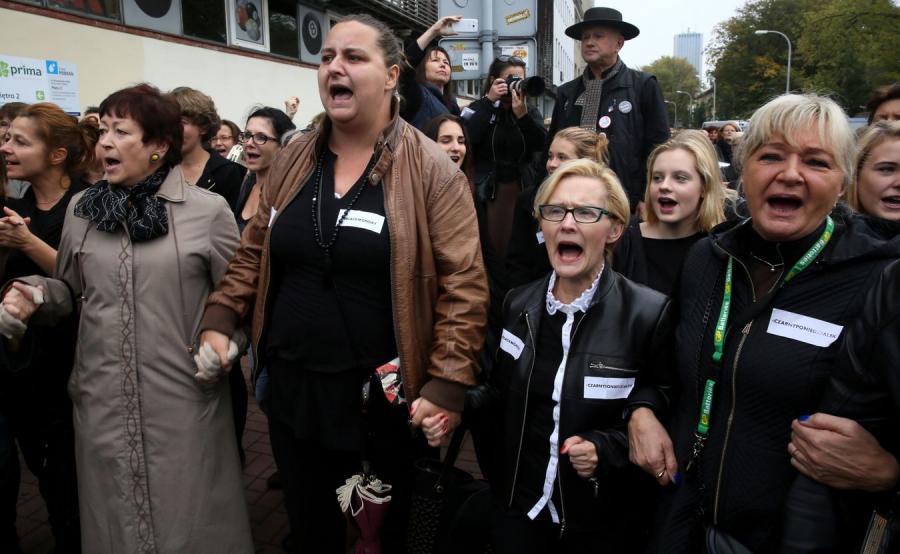 Czarny protest przed siedzibą PiS