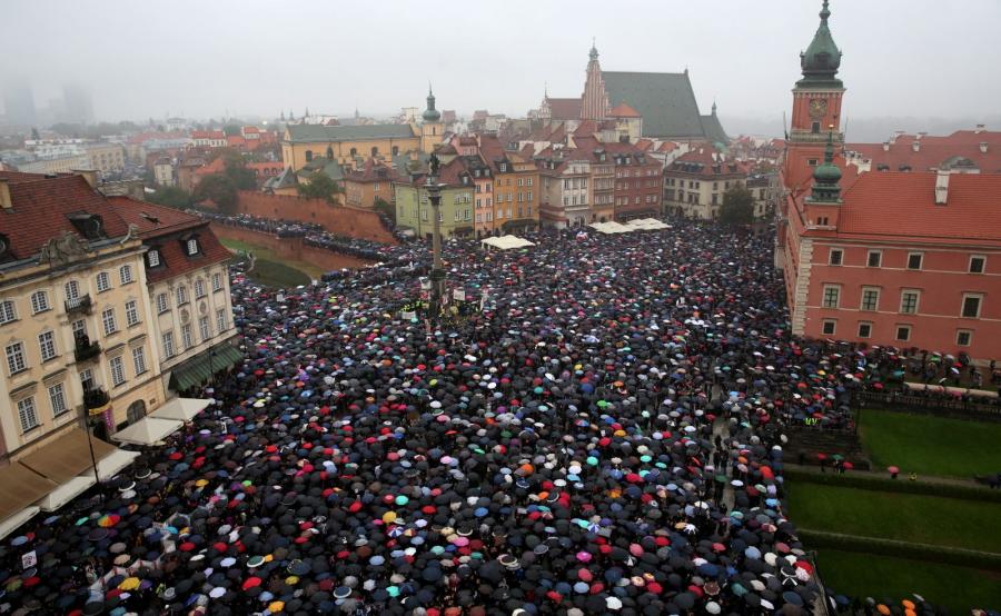 "Czarny poniedziałek" w Warszawie - uczestnicy ogólnopolskiego protestu podczas demonstracji na pl. Zamkowym w Warszawie