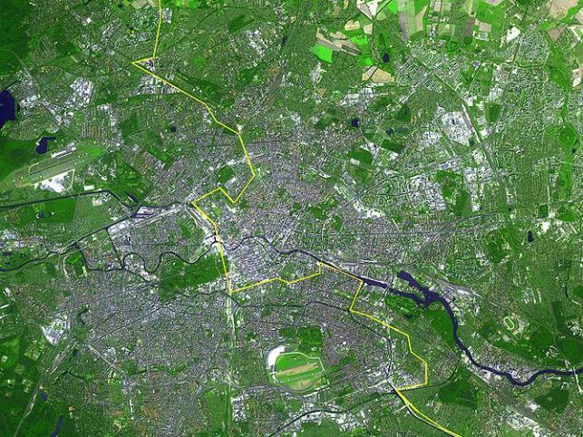 Zdjęcie satelitarne obrazujące przebieg muru berlińskiego